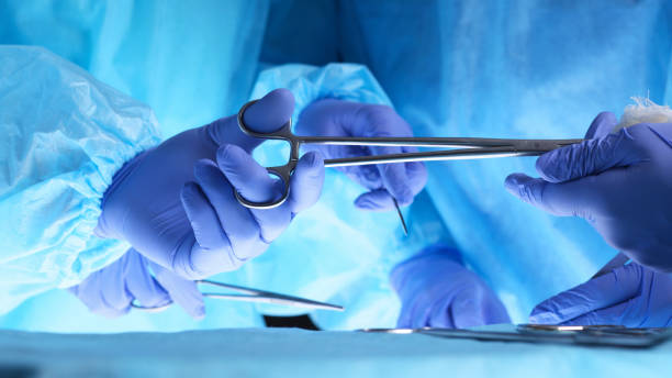 cirujanos operando